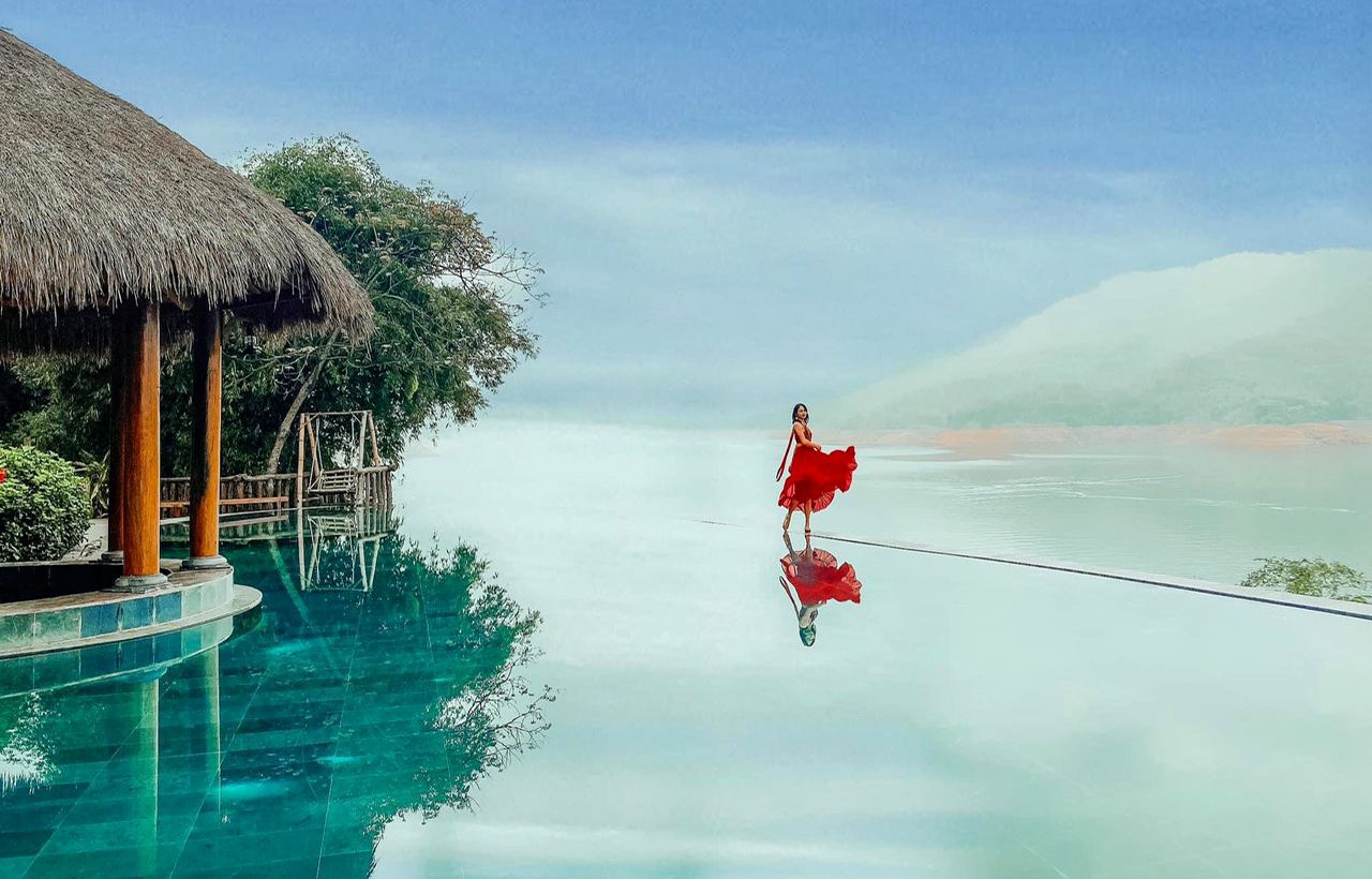 So sánh homestay với resort về khách hàng mục tiêu